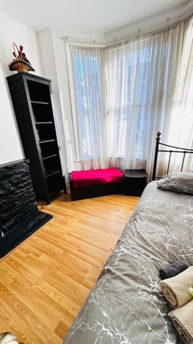 3 Bed House East London Home Kültér fotó