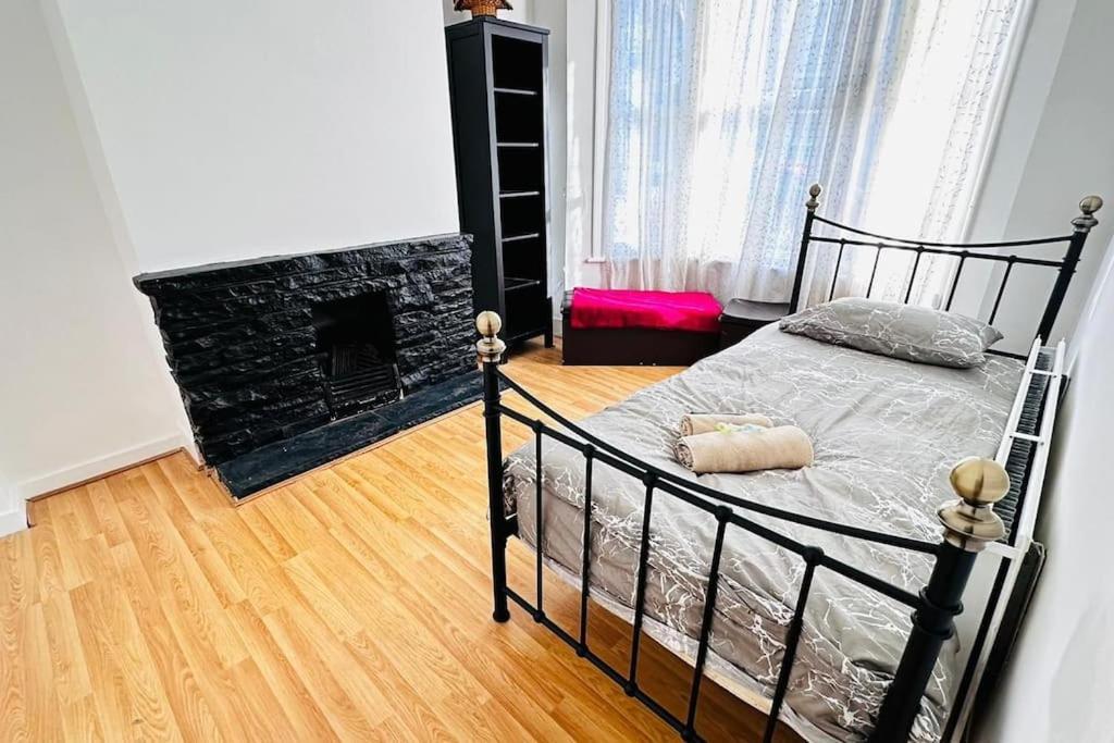3 Bed House East London Home Kültér fotó